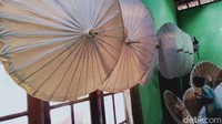 Padahal, sambung Nur, di desanya ada seratusan perajin payung untuk upacara pemakaman. Setelah ada COVID perajin tetap membuat tetapi tidak langsung terima uang.