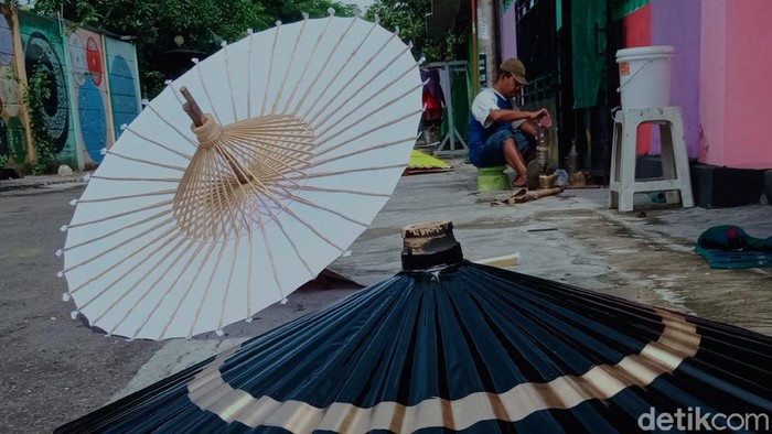 Perajin Payung Pemakaman Gigit Jari Gegara Pandemi Para perajin payung perlengkapan pemakaman di Klaten mengeluh sepi gegara pandemi COVID-19 yang berkepanjangan.