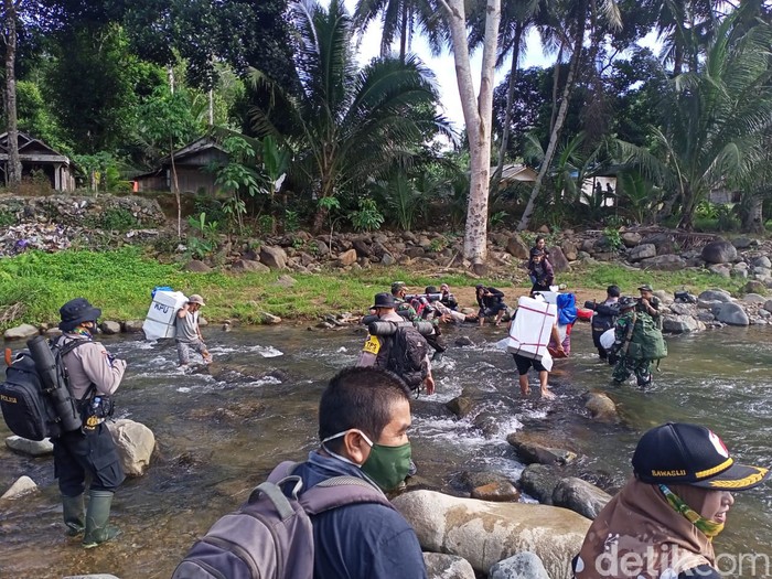 Petugas KPU dikawan TNI-Polri mengantar logistik pemilu ke desa-desa di Kabupaten Hulu Sungai Tengah, Kalsel. Mereka harus berjalan kaki hingga dua hari (dok Istimewa)