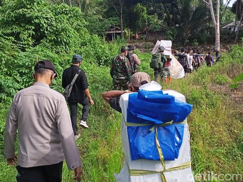 Petugas KPU dikawan TNI-Polri mengantar logistik pemilu ke desa-desa di Kabupaten Hulu Sungai Tengah, Kalsel. Mereka harus berjalan kaki hingga dua hari (dok Istimewa)