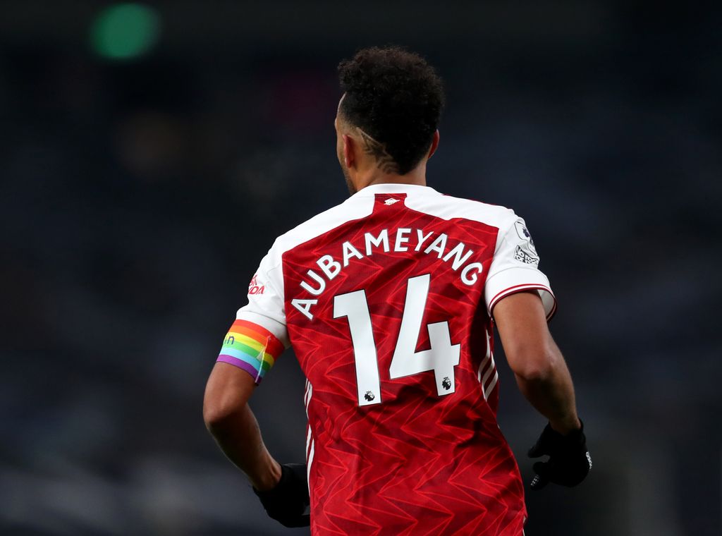 pierre-emerick aubameyang liga inggris arsenal premier league tottenham hotspur vs arsenal LONDON, ENGLAND - DECEMBER 06: Pierre-Emerick Aubameyang of Arsenal whilst wearing a rainbow coloured captain's armband in support of the Stonewall Rainbow Laces campaign during the Premier League match between Tottenham Hotspur and Arsenal at Tottenham Hotspur Stadium on December 06, 2020 in London, England. A limited number of fans are welcomed back to stadiums to watch elite football across England. This was following easing of restrictions on spectators in tiers one and two areas only. (Photo by Catherine Ivill/Getty Images)