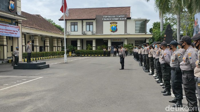 Sebanyak 238 personel Polresta Kediri disebar untuk mengamankan TPS rawan dalam Pilkada 2020. Total ada 15 TPS yang dinilai rawan.