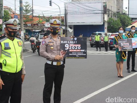 Polisi mengajak warga Sidoarjo untuk menyalurkan hak pilihnya di Pilkada 2020. Mereka berharap warga tidak golput dan datang ke TPS dengan menerapkan protokol kesehatan.