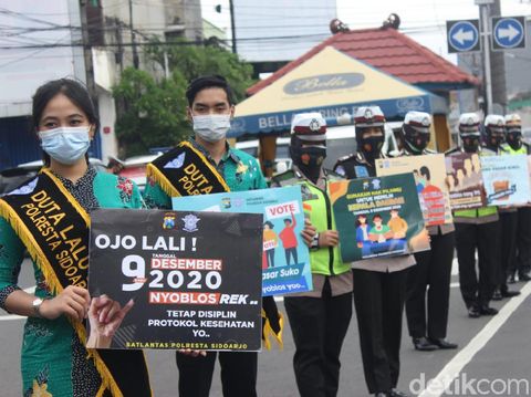 Polisi mengajak warga Sidoarjo untuk menyalurkan hak pilihnya di Pilkada 2020. Mereka berharap warga tidak golput dan datang ke TPS dengan menerapkan protokol kesehatan.