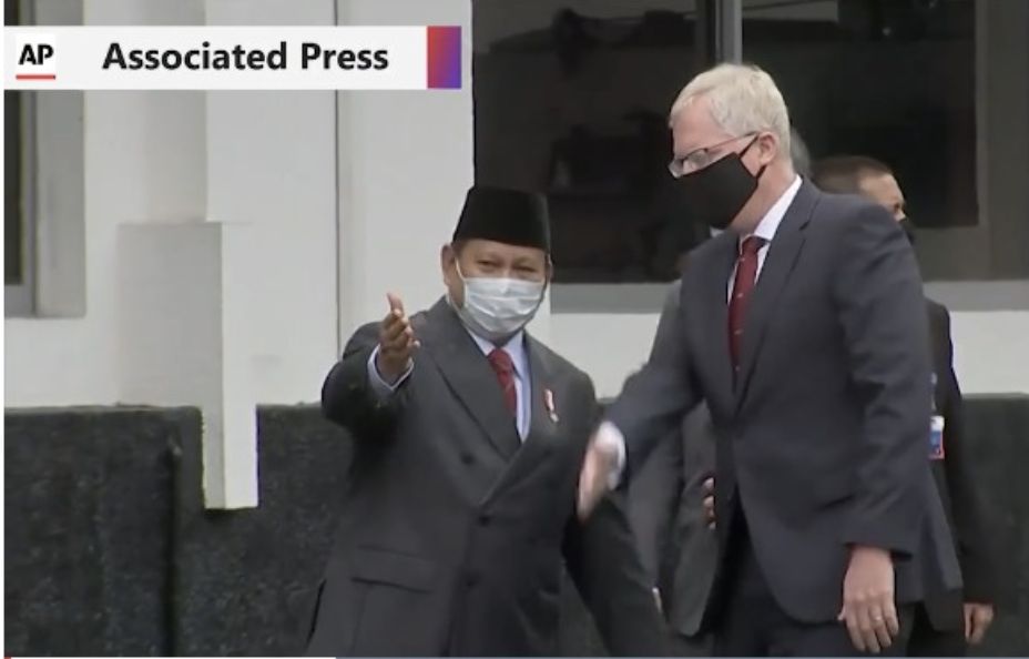 Prabowo sambut Plt Menteri Pertahanan AS Christopher Miller. (Screenshhot AP)