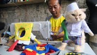 Penjahit mengerjakan pembuatan aksesoris busana untuk kucing di usingcloath, Desa Jampang, Kemang, Kabupaten Bogor, Jawa Barat, Minggu (6/12/2020).  