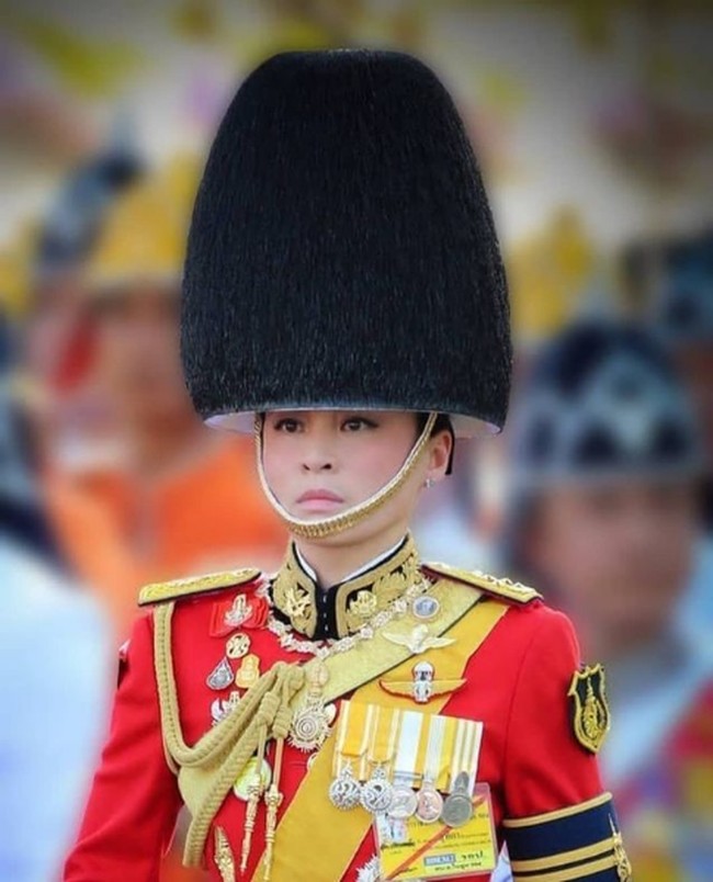 Berbusana militer pernah menjadi bagian dari hari-hari Suthida. Sebelum menjadi ratu, ia pernah mengabdi di kemiliteran pada 2010, kemudian dipromosikan oleh Raja Vajiralongkorn sebagai jenderal. (Foto: Instagram/@hermajestyqueen_suthida)