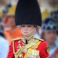 Berbusana militer pernah menjadi bagian dari hari-hari Suthida. Sebelum menjadi ratu, ia pernah mengabdi di kemiliteran pada 2010, kemudian dipromosikan oleh Raja Vajiralongkorn sebagai jenderal. (Foto: Instagram/@hermajestyqueen_suthida)
