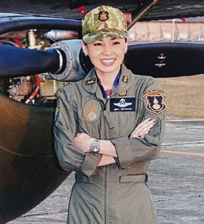 Setelah dekat dengan sang raja yang tadinya masih berstatus pangeran, Ratu Suthida bekerja di tim keamaan kerajaan dan menjabat sebagai komandan dengan pangkat jendral. Tugasnya kurang lebih menjadi pengawal untuk Raja Maha yang saat itu masih menjadi putra mahkota. Foto: Dok. Instagram @hermajestyqueen_suthida