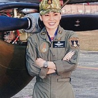 Setelah dekat dengan sang raja yang tadinya masih berstatus pangeran, Ratu Suthida bekerja di tim keamaan kerajaan dan menjabat sebagai komandan dengan pangkat jendral. Tugasnya kurang lebih menjadi pengawal untuk Raja Maha yang saat itu masih menjadi putra mahkota. Foto: Dok. Instagram @hermajestyqueen_suthida