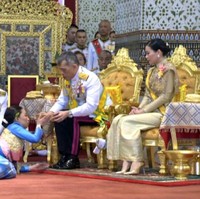 Kehadiran selir Raja Thailand, Sineenat, juga membuat rakyat Thailand terbelah. Di media sosial ada akun Instagram khusus pendukung Ratu Suthida dan pendukung Sineenat. Dalam acara resmi kerajaan, keduanya kabarnya tak pernah muncul bersama. Kalaupun hadir di acara yang sama, tak akan ada foto mereka tampil berdua. Foto: Dok. Instagram @hermajestyqueen_suthida