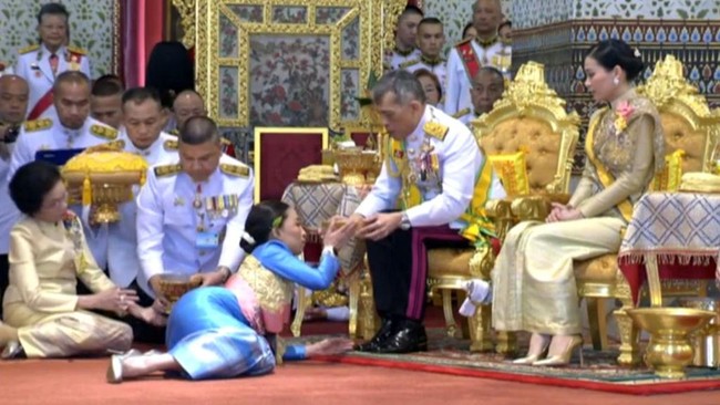 Kehadiran selir Raja Thailand, Sineenat, juga membuat rakyat Thailand terbelah. Di media sosial ada akun Instagram khusus pendukung Ratu Suthida dan pendukung Sineenat. Dalam acara resmi kerajaan, keduanya kabarnya tak pernah muncul bersama. Kalaupun hadir di acara yang sama, tak akan ada foto mereka tampil berdua. Foto: Dok. Instagram @hermajestyqueen_suthida