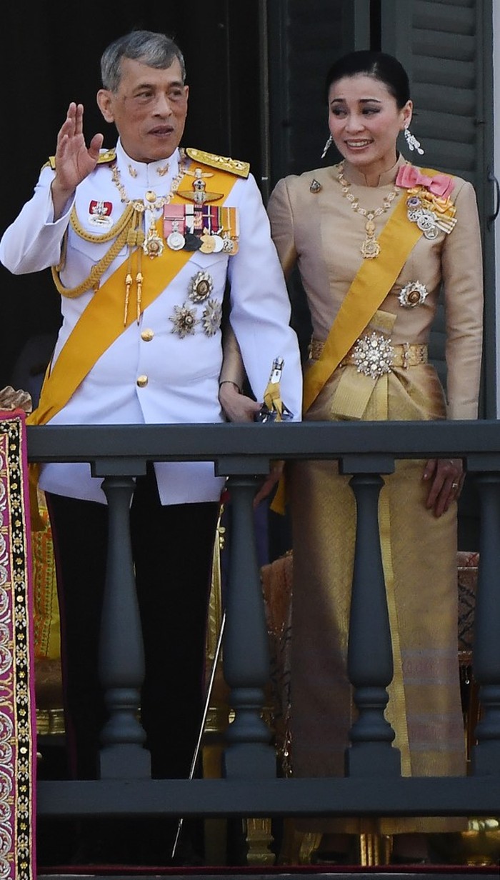 Ratu Suthida Phatcharasuthaphimonlak, Istri Raja Thailand This screengrab from Thai TV Pool video taken on May 1, 2019 shows a ceremony in which Thailands King Maha Vajiralongkorn legally married Suthida Vajiralongkorn na Ayudhya in Bangkok. - Thailand announced on May 1, 2019 that King Maha Vajiralongkorns long-time consort had become his fourth wife, bestowed with the title Queen Suthida -- a surprise move just days before his coronation. (Photo by - / THAI TV POOL / AFP)