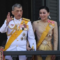 Inilah Ratu Suthida Phatcharasuthaphimonlak. Ratu Suthida adalah istri sah Raja Maha yang ke-4. Raja Maha sebelumnya menceraikan tiga istrinya, Soamsawali Kitiyakara, Sujarinee Vivacharawongse, dan Srirasmi Suwadee. Foto: AFP