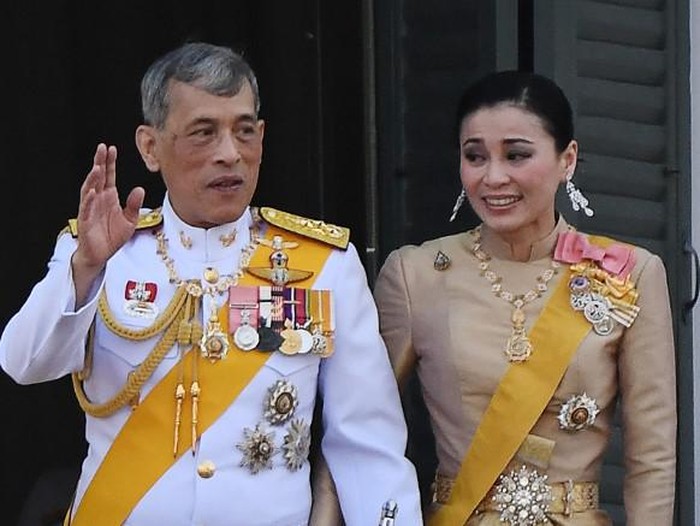 Ratu Suthida Phatcharasuthaphimonlak, Istri Raja Thailand This screengrab from Thai TV Pool video taken on May 1, 2019 shows a ceremony in which Thailands King Maha Vajiralongkorn legally married Suthida Vajiralongkorn na Ayudhya in Bangkok. - Thailand announced on May 1, 2019 that King Maha Vajiralongkorns long-time consort had become his fourth wife, bestowed with the title Queen Suthida -- a surprise move just days before his coronation. (Photo by - / THAI TV POOL / AFP)