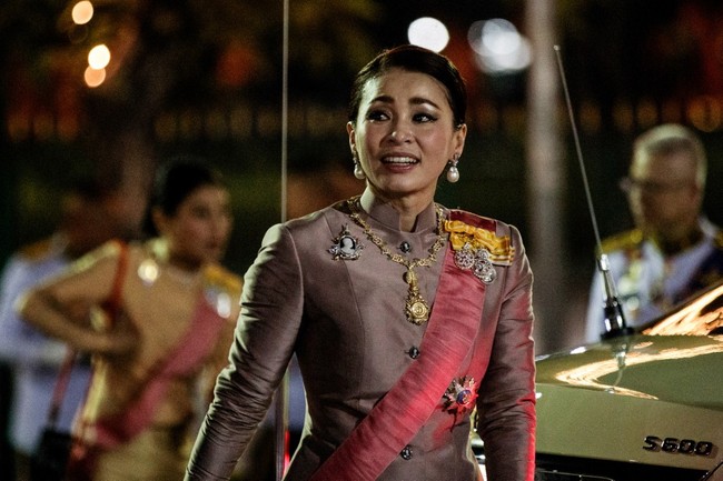 Sepanjang kehidupannya sebagai istri Raja Maha, sosok Ratu Suthida kerap dibandingkan dengan selir suaminya Sineenat Wongvajirapakdi. Sineenat sempat merasakan dipenjara karena dianggap tidak setia dengan kerajaan. Sineenat dituduh berusaha mencegah Suthida diangkat sebagai ratu. Foto: AFP