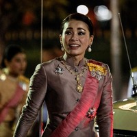 Sepanjang kehidupannya sebagai istri Raja Maha, sosok Ratu Suthida kerap dibandingkan dengan selir suaminya Sineenat Wongvajirapakdi. Sineenat sempat merasakan dipenjara karena dianggap tidak setia dengan kerajaan. Sineenat dituduh berusaha mencegah Suthida diangkat sebagai ratu. Foto: AFP