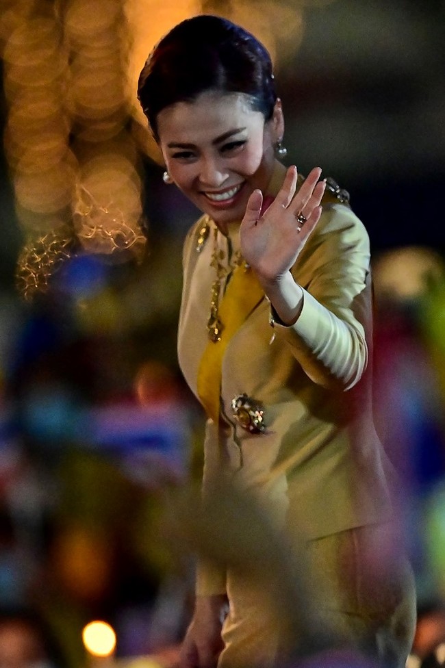 Belum lama ini sosok Ratu Suthida jadi atensi setelah sebuah foto intim diduga sang raja dang dirinya tersebar di media sosial. Foto lama Raja dan Ratu Thailand ini kembali muncul setelah ramai kabar kontroversi selir sang raja Sineenat Wongvajirapakdi memiliki foto-foto intim. Foto: AFP
