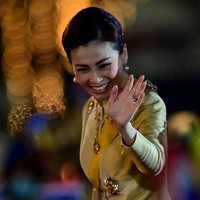 Belum lama ini sosok Ratu Suthida jadi atensi setelah sebuah foto intim diduga sang raja dang dirinya tersebar di media sosial. Foto lama Raja dan Ratu Thailand ini kembali muncul setelah ramai kabar kontroversi selir sang raja Sineenat Wongvajirapakdi memiliki foto-foto intim. Foto: AFP