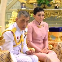 Raja Maha menikahi Suthida pada 2019. Hubungan cinta Raja Maha dengan Ratu Suthida dulu juga penuh kontroversi. Suthida kerap diisukan punya hubungan spesial dengan Raja Maha. Suthida  kenal dengan Raja Maha Vajiralongkorn di pesawat saat masih bekerja sebagai pramugari. Foto: AFP