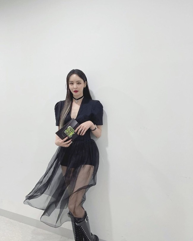 Lee Da HeeDi MAMA Awards 2020 semalam banyak aktris cantik yang didaulat sebagai pembaca pemenang penghargaan. Salah satunya adalah Lee Da Hee yang tampil beda dengan tema busana gothic. Sedangkan kesan mewah hadir karena sentuhan aksesori. Foto: Instagram ssy85_