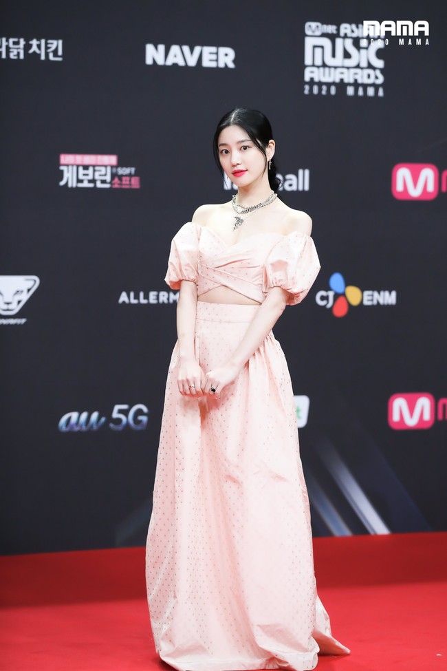 Lee Yoo BiBerbeda dengan kebanyakan bintang tamu yang hadir dalam MAMA Awards 2020, aktris Lee Yoo Bi tampil dengan setelan pink. Pemain A Poem A Day itu pun terlihat ultrafeminim. Foto: Twitter @MnetMAMA