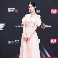 Lee Yoo BiBerbeda dengan kebanyakan bintang tamu yang hadir dalam MAMA Awards 2020, aktris Lee Yoo Bi tampil dengan setelan pink. Pemain A Poem A Day itu pun terlihat ultrafeminim. Foto: Twitter @MnetMAMA