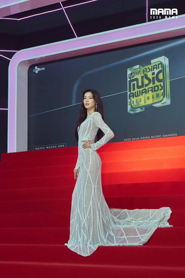 Sementara Lee Sun Bin tampil menawan dengan dress bermaterial jaring-jaring yang membentuk tubuh langsingnya. Penampilan pacar Lee Kwang Soo di MAMA Awards 2020 itu pun menarik semua mata yang melihat. Foto: Twitter @MnetMAMA