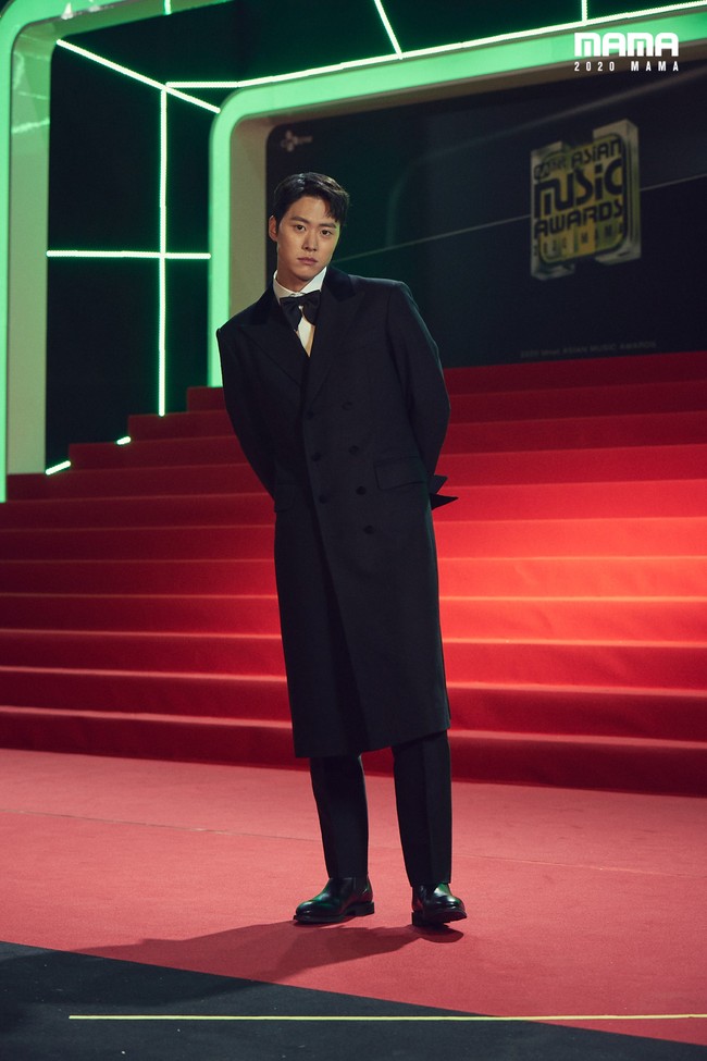 Penampillan aktor Gong Myung pun tak kalah menawan dengan para idol dan aktor lain. Pria yang pernah tergabung dalam grup 5urprise tersebut terlihat formal mengenakan long blazer. Foto: Twitter @MnetMAMA