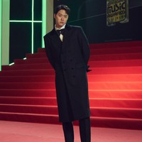 Penampillan aktor Gong Myung pun tak kalah menawan dengan para idol dan aktor lain. Pria yang pernah tergabung dalam grup 5urprise tersebut terlihat formal mengenakan long blazer. Foto: Twitter @MnetMAMA