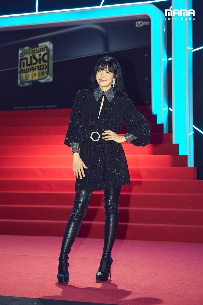 Im Soo JungBersama dengan Lee Da Hee, rekannya dalam drama Search: WWW, Im Seo Jeong pun menjadi pembawa nominasi. Seo Jeong pun mengenakan dress mini yang dipadukan boots setinggi paha. Foto: Twitter @MnetMAMA