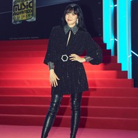 Im Soo JungBersama dengan Lee Da Hee, rekannya dalam drama Search: WWW, Im Seo Jeong pun menjadi pembawa nominasi. Seo Jeong pun mengenakan dress mini yang dipadukan boots setinggi paha. Foto: Twitter @MnetMAMA