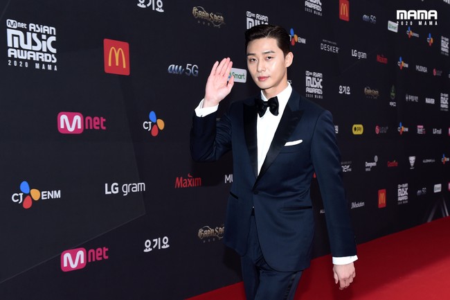 Park Seo JoonSejumlah aktor juga hadir dalam perhelatan akbar dalam industri KPop ini. Park Seo Joon juga terlihat gagah dan mewah mengenakan setelan jas dan dasi kiupu-kupu. Foto: Twitter @MnetMAMA