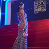 JessiArtis wanita yang juga tampil mewah semalam adalah Jessi. Rapper yang menerima penghargaan sebagai Favorite Dance Performance: Female Solo tersebut mengenakan gaun penuh manik-manik yang menonjolkan bentuk tubuhnya nan seksi. Foto: Twitter @MnetMAMA