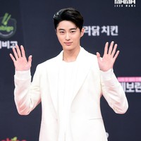 Byun Woo SeokBerbeda dengan kebanyakan aktor yang tampil klasik dengan warna hitam, Byun Woo Seok yang bermain dalam drama Record of Youth memilih berpakaian serba putih. Ketampanan aktor dan model itu pun semakin menarik atensi.  Foto: Twitter @MnetMAMA