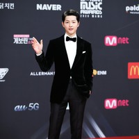 Song Joong KiSong Joong Ki hadir sebagai pembawa acara utama dalam MAMA Awards 2020 yang diadakan semalam di Korea. Dalam acara yang dilangsungkan selagi menjaga social distancing dan sanitasi itu, aktor Descendants of The Sun ini tampak mewah dengan setelan jasnya. Foto: Twitter @MnetMAMA