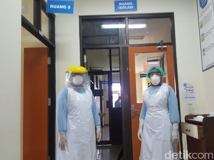 Ada banyak yang harus disiapkan untuk Pilkada 2020 yang digelar di tengah pandemi COVID-19. Salah satunya memfasilitasi calon pemilih yang terpapar virus Corona.
