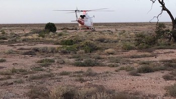 Helikopter menjadi sarana transportasi untuk membawanya. Tim di Australia telah mengambilnya untuk kemudian dikirimkan ke Jepang untuk riset lebih lanjut. Foto: JAXA