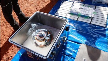 Punya sampel dari asteroid semacam Ryugu sungguh menarik. Kami pikir Ryugu terbuat dari batu super purba yang akan memberitahu kita bagaimana terbentuknya Tata Surya, kata Profesor Sara Russel dari Natural History Museum London yang dikutip detikINET dari BBC. Foto: JAXA