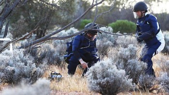 Tim dengan pakaian lengkap segera melakukan proses pengambilan. Foto: JAXA