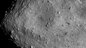 Ini adalah Ryugu, asteroid yang menjadi sasaran penelitian Japan Aerospace Exploration Agency (JAXA), lembaga antariksa Jepang. Foto: JAXA