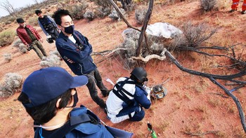 Profesor Alan Fitzsimmons dari University Belfast menyatakan sampel yang dibawa kali ini akan mengungkap banyak hal soal sejarah Tata Surya. Pasalnya, asteroid pada dasarnya adalah materi peninggalan dari pembentukan Tata Surya, terbuat dari materi yang sama dengan yang membentuk Bumi. Foto: JAXA