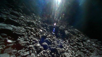 Hayabusa2 kemudian menembakkan proyektil ke permukaan asteroid itu, meraup material yang diperlukan untuk penelitian. Foto: JAXA