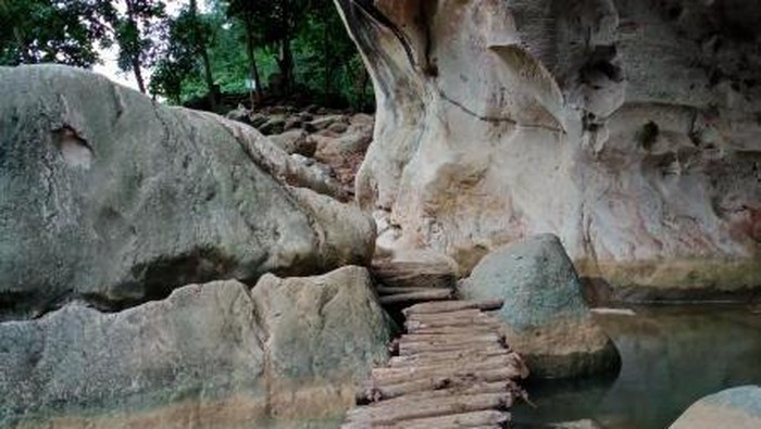 Bandung Barat khususnya kawasan sekitar Waduk Saguling, Rajamandala mempunyai banyak potensi wisata terutama tentang danau-danau purba. Keberadaan danau-danau purba tersebut memiliki suasana sangat alami lantaran belum banyak terjamah, salah satunya adalah Sanghyang Poek.