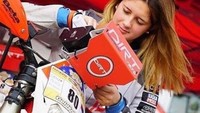 Danilo Petrucci yang memenangkan balapan di hari pertama itu turut menyampaikan rasa duka melalui jejaring sosial instagramnya. Ini hari yang menyedihkan. Saya memenangkan tahap pertama pada debut saya, tetapi hasilnya tidak dihitung mengingat ada kerugian yang lebih besar. Ciao Sara. tulis Danilo PetruccFoto: Instagram @Petrux9