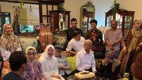 Acara keluarga ini digelar saat tasyakuran ulang tahun pernikahan orangtua Sandiaga Uno. Selain kumpul bareng, mereka juga seru-seruan makan bersama. Foto: instagram @nurasiauno