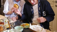 Nur Asia dan Sandiaga Uno memang sudah tidak muda lagi tetapi keduanya punya kunci agar tetap bisa jadi pasangan harmonis. Seperti momen seru saat membuat makanan bersama. Foto: instagram @nurasiauno