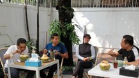 Menemani sang suami menyantap menu sarapan, Nur Asia ikut ngobrol bareng Menteri Perdagangan Agus Parmanto. Menu sarapannya ada kelapa muda juga. Foto: instagram @nurasiauno