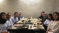 Bersama teman-temannya, Nur Asia makan bersama di restoran Korea. Restoran ini ternyata milik saudaranya. Hidangan utamanya makanan Korea halal. Foto: instagram @nurasiauno