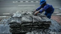 Puluhan karung lumpur berhasil diangkat petugas.
